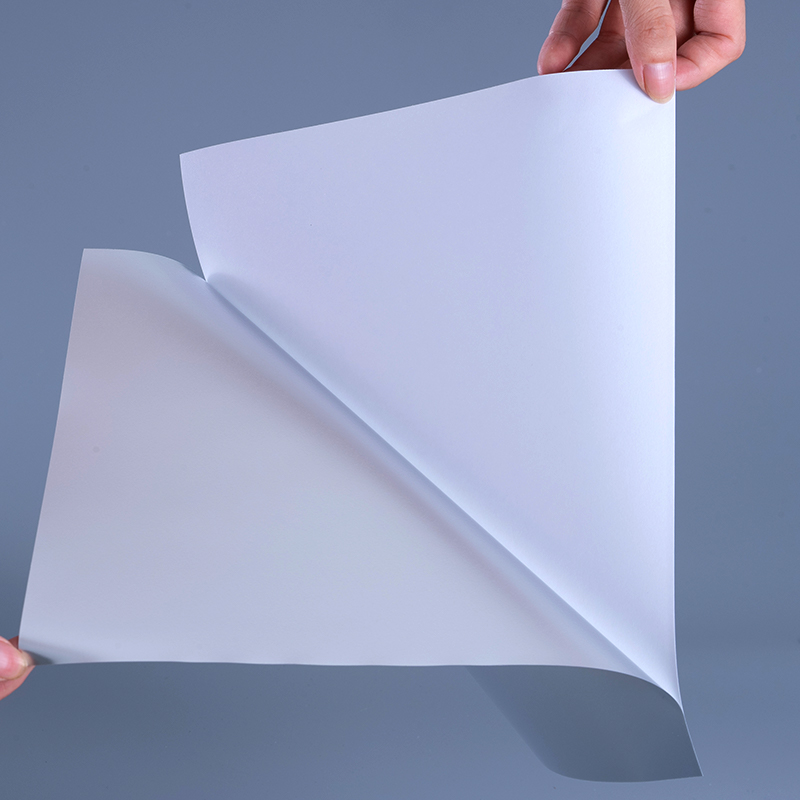 مواد ملصقات فيلم بوليستر فضي غير لامع 50 ميكرو مع لاصق أكريليك مائي وطلاء مائي