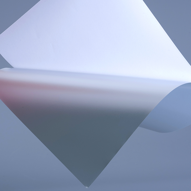 فيلم مواد ملصقات PET باللون الفضي غير اللامع 50mic مع لاصق أكريليك مائي للطباعة النافثة للحبر بالأشعة فوق البنفسجية