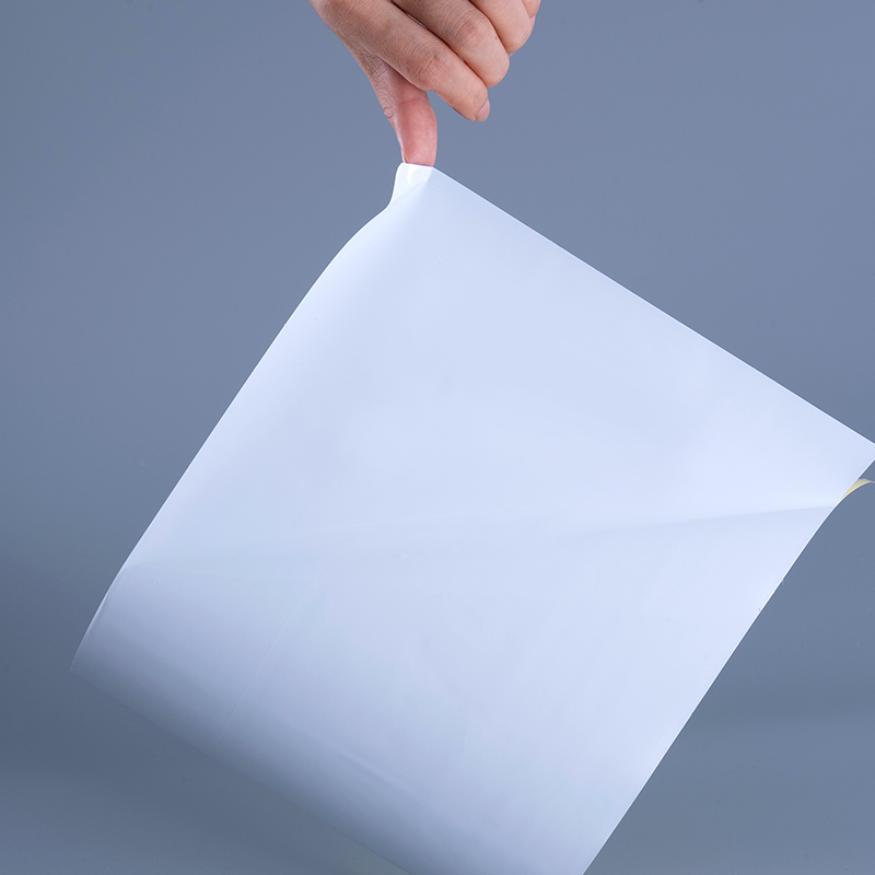 مواد تسمية فيلم الفينيل PET اللامعة 25mic مع لفة جامبو لاصقة من الأكريليك للطباعة النافثة للحبر