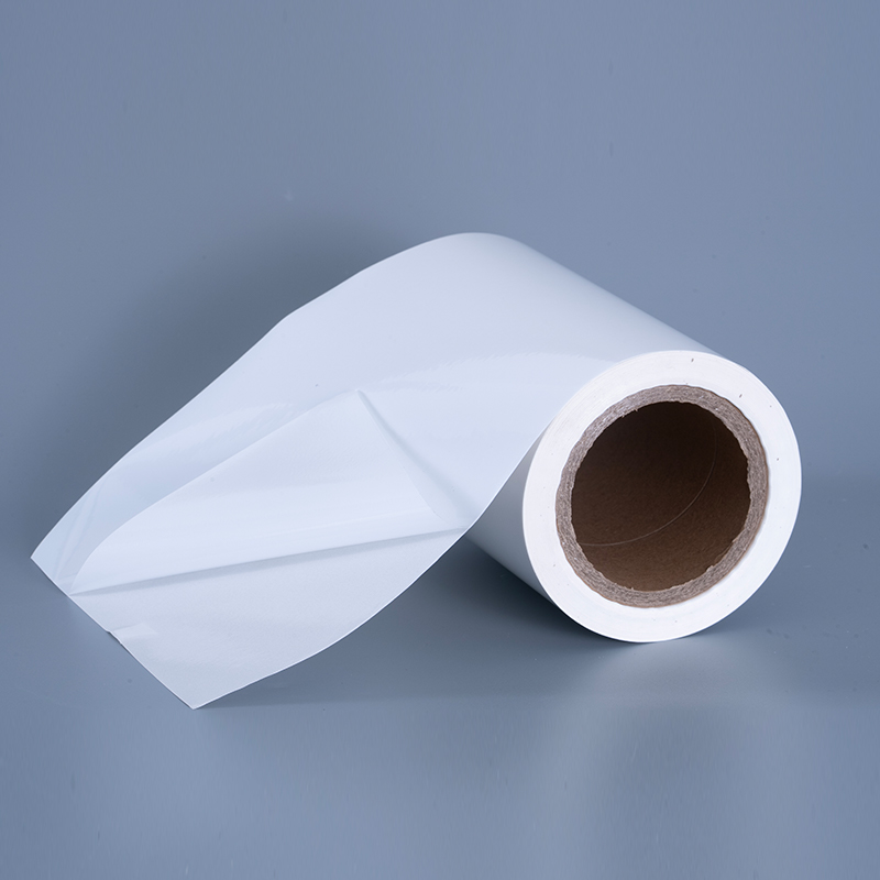 مواد تسمية فيلم الفينيل PET اللامعة 25mic مع لفة جامبو لاصقة من الأكريليك للطباعة النافثة للحبر