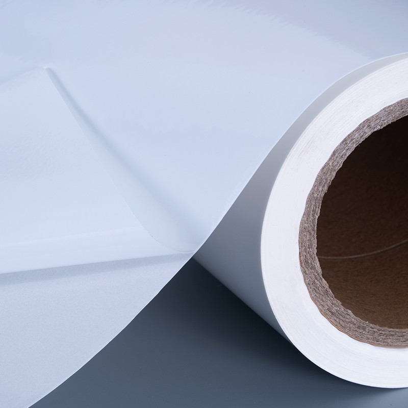 مواد تسمية فيلم الفينيل PET اللامعة 25mic مع لفة جامبو لاصقة من الأكريليك للطباعة النافثة للحبر