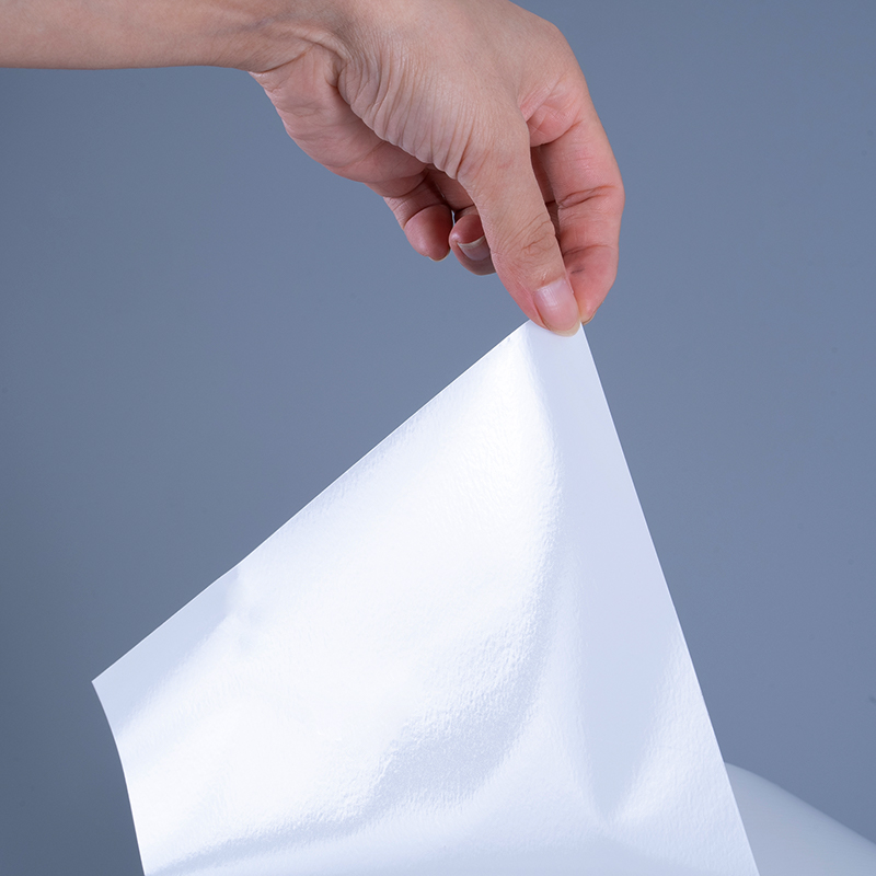 مواد تسمية فيلم الفينيل PET اللامعة 25mic مع لفة جامبو لاصقة من الأكريليك للطباعة النافثة للحبر