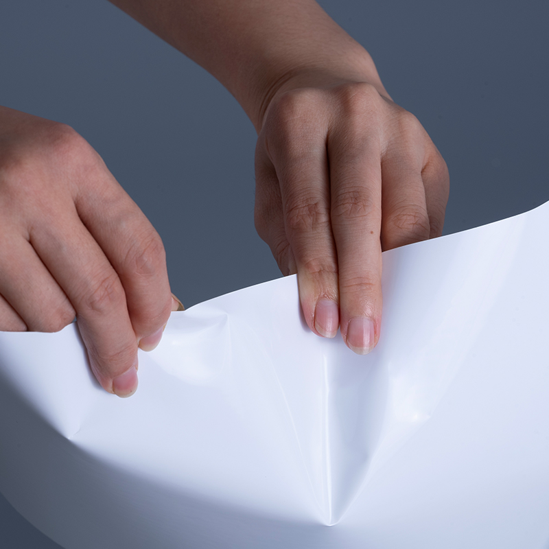 مواد تسمية فيلم الفينيل PET اللامعة 25mic مع لفة جامبو لاصقة من الأكريليك للطباعة النافثة للحبر