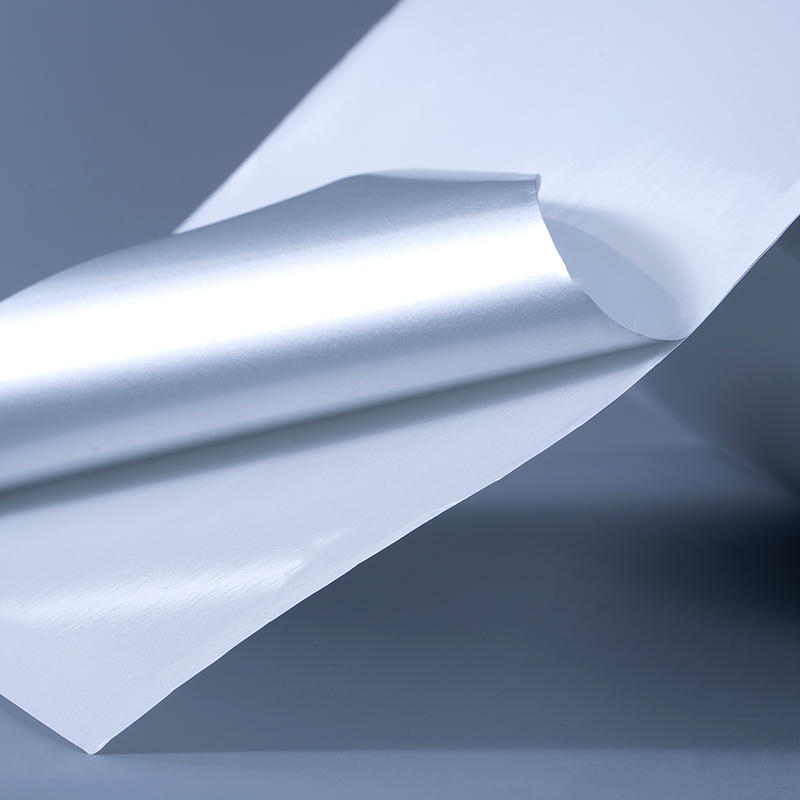 ملصق ذاتي اللصق بغشاء بوليستر مطلي بالألمنيوم باللون الأبيض اللامع 25mic مع لاصق أكريليك مائي للطباعة النافثة للحبر