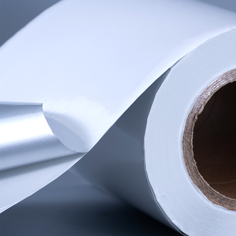 ملصق ذاتي اللصق بغشاء بوليستر مطلي بالألمنيوم باللون الأبيض اللامع 25mic مع لاصق أكريليك مائي للطباعة النافثة للحبر