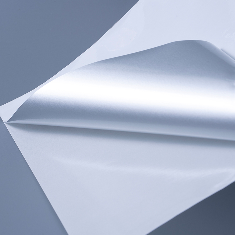 ملصق ذاتي اللصق بغشاء بوليستر مطلي بالألمنيوم باللون الأبيض اللامع 25mic مع لاصق أكريليك مائي للطباعة النافثة للحبر