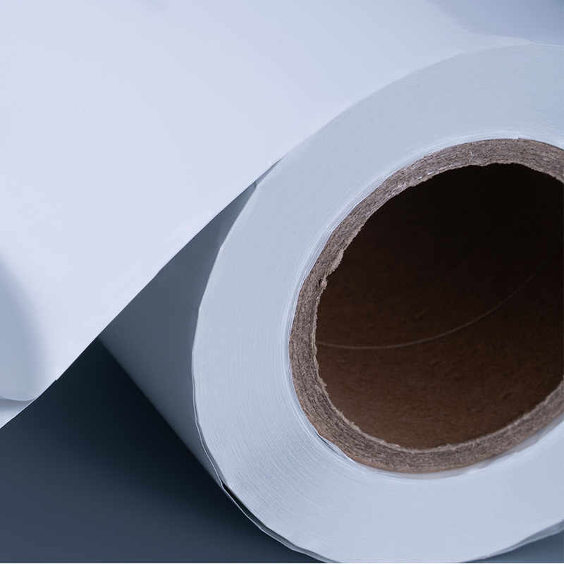 ملصق ذاتي اللصق بغشاء بوليستر مطلي بالألمنيوم باللون الأبيض اللامع 25mic مع لاصق أكريليك مائي للطباعة النافثة للحبر