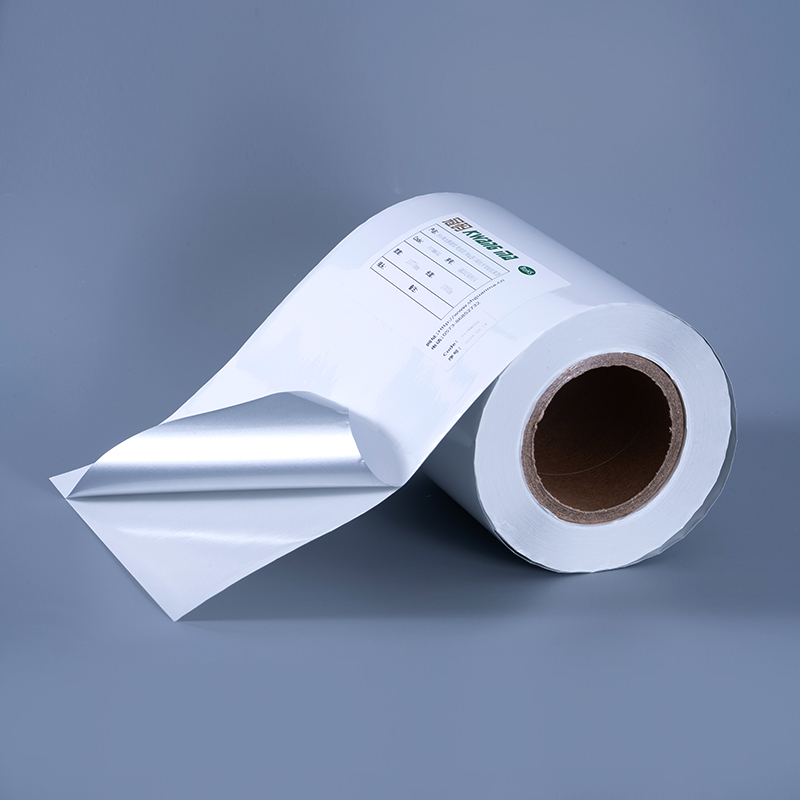 ملصق ذاتي اللصق بغشاء بوليستر مطلي بالألمنيوم باللون الأبيض اللامع 25mic مع لاصق أكريليك مائي للطباعة النافثة للحبر