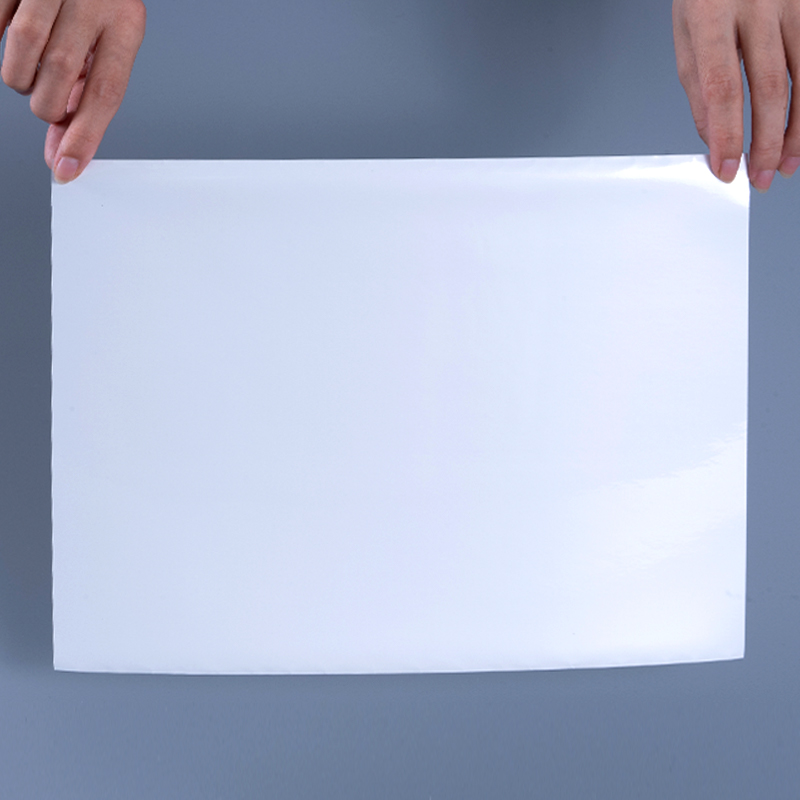 ملصق ذاتي اللصق بغشاء بوليستر مطلي بالألمنيوم باللون الأبيض اللامع 25mic مع لاصق أكريليك مائي للطباعة النافثة للحبر