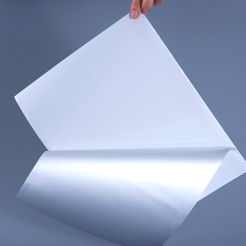 ملصق ذاتي اللصق بغشاء بوليستر مطلي بالألمنيوم باللون الأبيض اللامع 25mic مع لاصق أكريليك مائي للطباعة النافثة للحبر